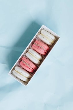 kompozisyon mavi masada, tatlı tatlı lezzetli macaroons 