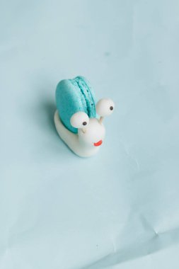 yaratıcı salyangoz dekorasyon ile mavi masada lezzetli mavi acıbadem kurabiyesi