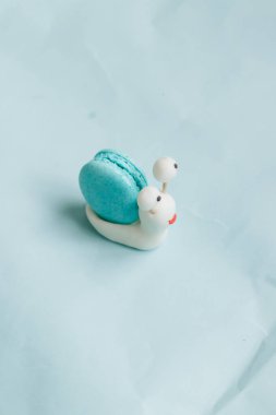 yaratıcı salyangoz dekorasyon ile mavi masada lezzetli mavi acıbadem kurabiyesi