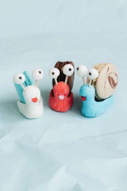 yaratıcı salyangoz süslemeleri ile mavi masada lezzetli macaroons