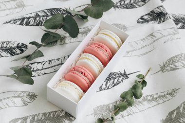 tabloda yeşil dallar ile lezzetli macaroons bileşimi 