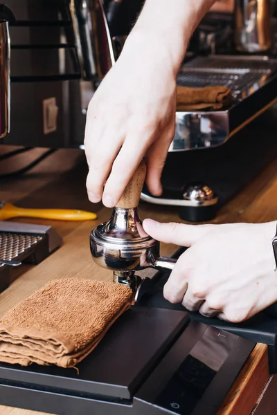 Homem Preparando Café Café — Fotografia de Stock