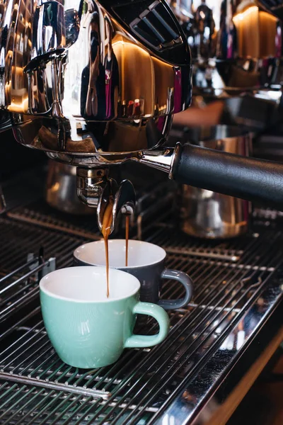 咖啡杯和咖啡机 — 图库照片