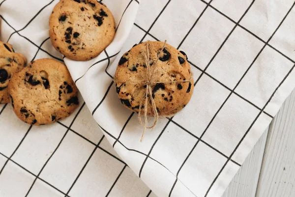 kumaş üzerine lezzetli ev yapımı çikolatalı gevrek kurabiye 