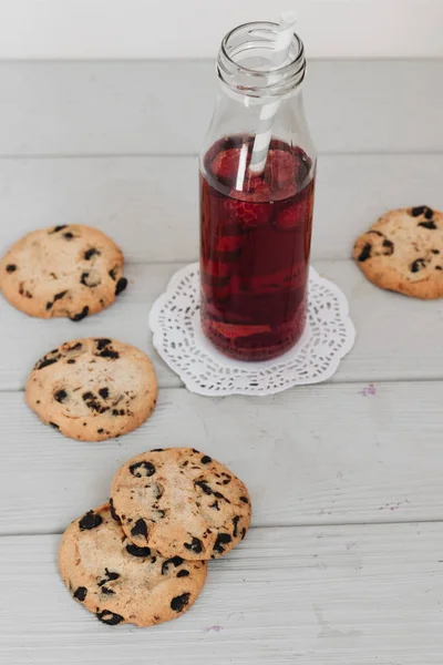 Delicious Homemade Chocolate Crisp Cookies Raspberry Lemonade — Stock Photo, Image