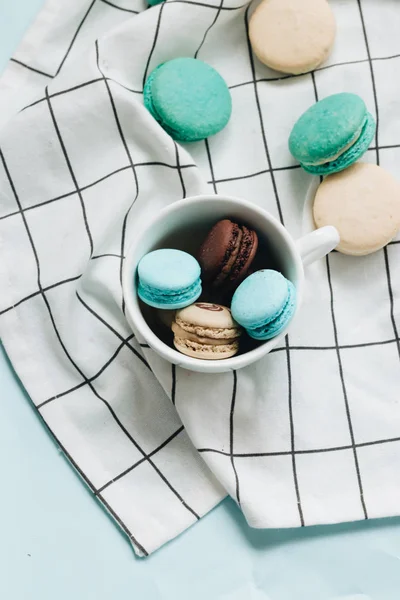 Komposition Von Köstlichen Makronen Tasse Auf Blauem Tisch Süßes Dessert — Stockfoto