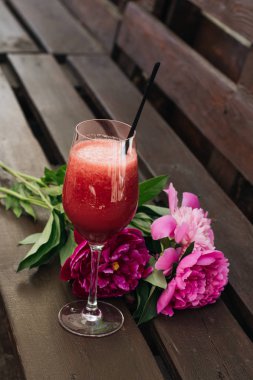 masaya yaz kokteyl, yaz içki, pembe peony çiçek bardak