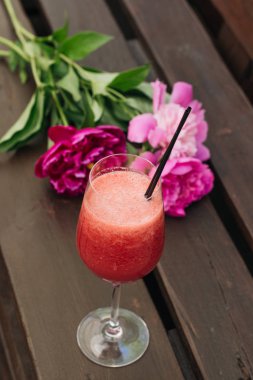 masaya yaz kokteyl, yaz içki, pembe peony çiçek bardak