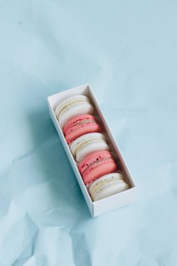 kompozisyon mavi masada, tatlı tatlı lezzetli macaroons 