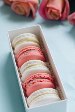 kompozisyon mavi masada, tatlı tatlı lezzetli macaroons 