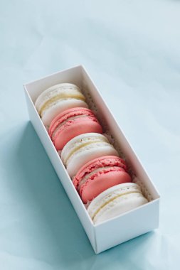 kompozisyon mavi masada, tatlı tatlı lezzetli macaroons 