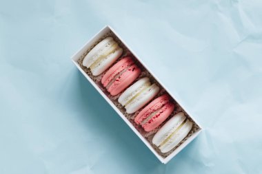 kompozisyon mavi masada, tatlı tatlı lezzetli macaroons 