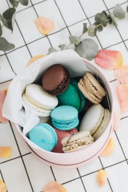 kompozisyon yuvarlak hediye kutusunda, tatlı tatlı lezzetli macaroons 