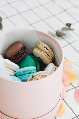 kompozisyon yuvarlak hediye kutusunda, tatlı tatlı lezzetli macaroons 