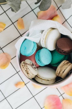 kompozisyon yuvarlak hediye kutusunda, tatlı tatlı lezzetli macaroons 