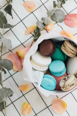 kompozisyon yuvarlak hediye kutusunda, tatlı tatlı lezzetli macaroons 