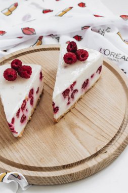 lezzetli kek ahududu ahşap tahta üzerinde ile iki adet