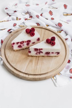 lezzetli kek ahududu ahşap tahta üzerinde ile iki adet