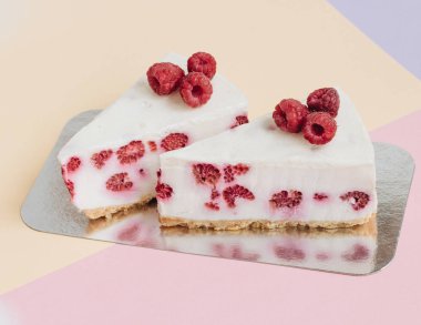 lezzetli kek ahududu, tatlı tatlı ile iki adet 