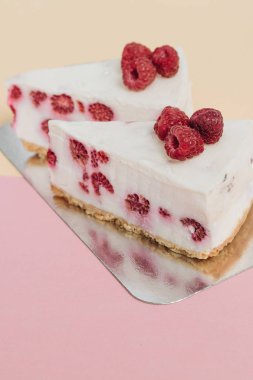 lezzetli kek ahududu, tatlı tatlı ile iki adet 