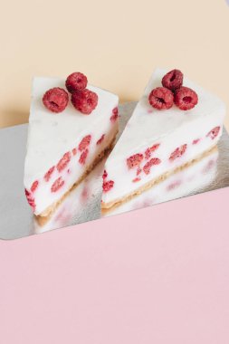 lezzetli kek ahududu, tatlı tatlı ile iki adet 