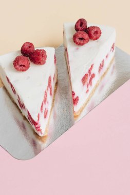 lezzetli kek ahududu, tatlı tatlı ile iki adet 