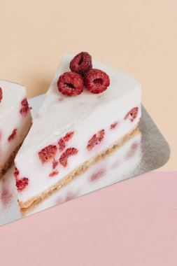 lezzetli kek ahududu, tatlı tatlı ile iki adet 