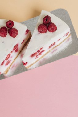 lezzetli kek ahududu, tatlı tatlı ile iki adet 