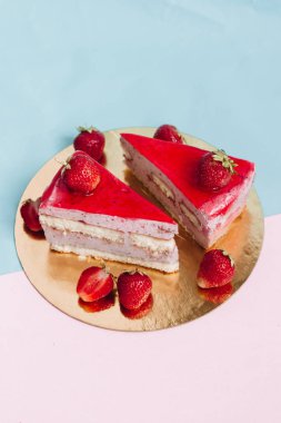 lezzetli kek çilek, iki adet tatlı tatlı 