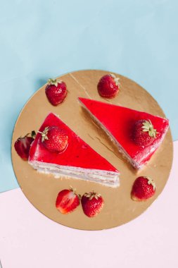 lezzetli kek çilek, iki adet tatlı tatlı 