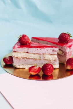 lezzetli kek çilek, iki adet tatlı tatlı 