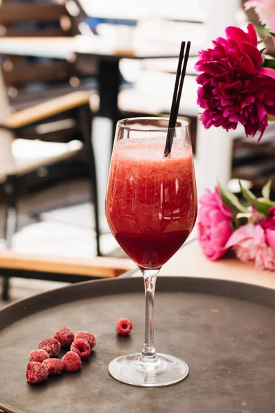 lezzetli yaz kokteyl cam çilek ile 