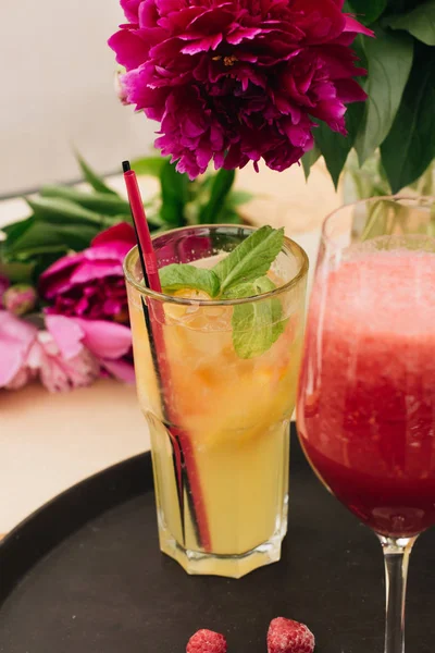 lezzetli tropikal kokteyl ile nane yaprakları, masaya pembe peony çiçek 