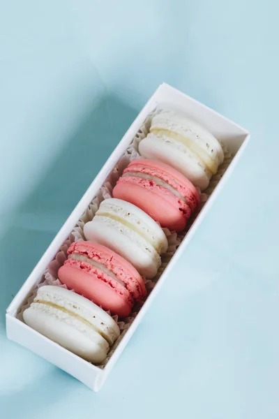 Skład Pyszny Macaroons Niebieski Tabela Słodki Deser — Zdjęcie stockowe