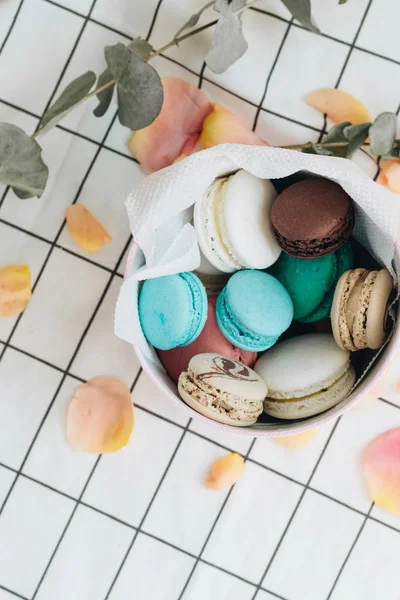 kompozisyon yuvarlak hediye kutusunda, tatlı tatlı lezzetli macaroons 
