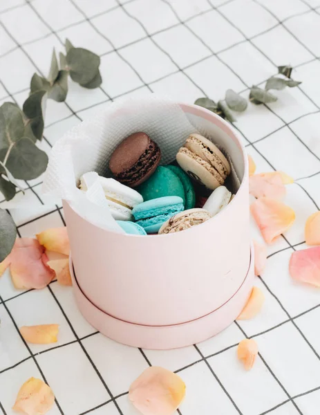 Composição Deliciosos Macaroons Caixa Presente Redonda Sobremesa Doce — Fotografia de Stock