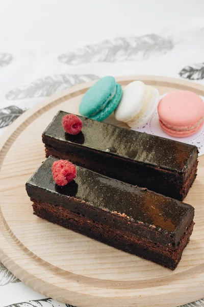 Dois Pedaços Bolo Chocolate Tábua Madeira Decorada Com Pétalas Florais — Fotografia de Stock