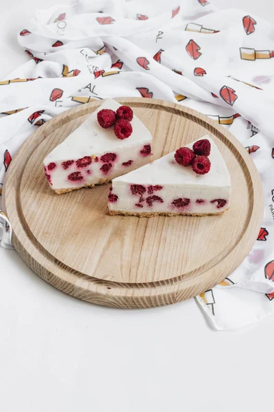 lezzetli kek ahududu ahşap tahta üzerinde ile iki adet