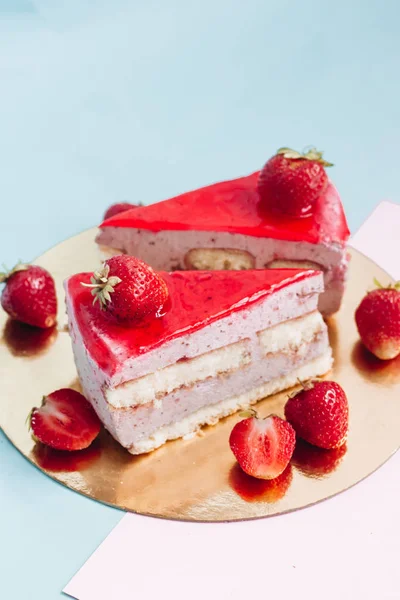 lezzetli kek çilek, iki adet tatlı tatlı 