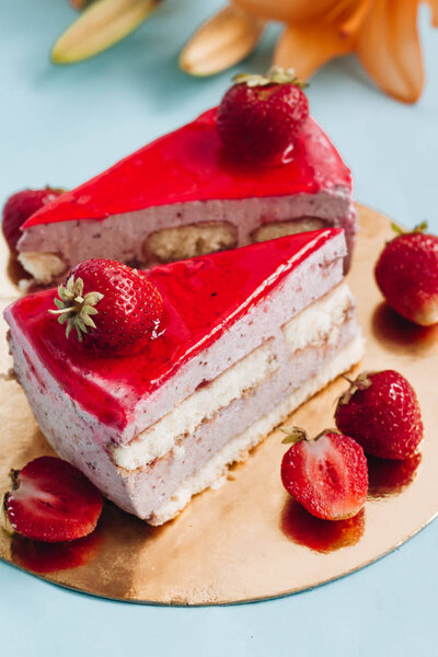 два кусочка вкусного торта с клубникой, сладкий десерт
 