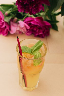 ahşap masa üzerinde lezzetli tropikal kokteyl ile nane yaprakları