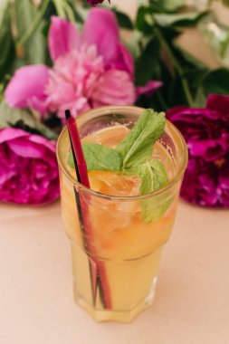 ahşap masa üzerinde lezzetli tropikal kokteyl ile nane yaprakları