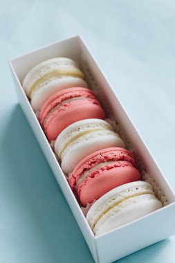 kompozisyon mavi masada, tatlı tatlı lezzetli macaroons 