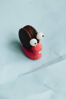 yaratıcı salyangoz dekorasyon ile mavi masada lezzetli acıbadem kurabiyesi