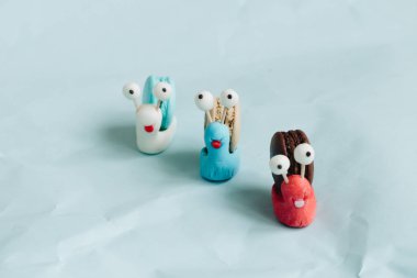 yaratıcı salyangoz süslemeleri ile mavi masada lezzetli macaroons