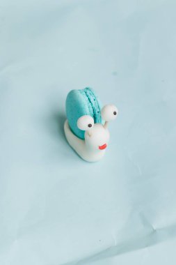 yaratıcı salyangoz dekorasyon ile mavi masada lezzetli acıbadem kurabiyesi