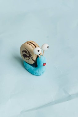 yaratıcı salyangoz dekorasyon ile mavi masada lezzetli acıbadem kurabiyesi