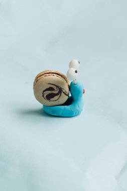 yaratıcı salyangoz dekorasyon ile mavi masada lezzetli acıbadem kurabiyesi