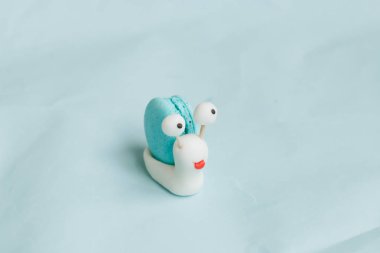 yaratıcı salyangoz dekorasyon ile mavi masada lezzetli mavi acıbadem kurabiyesi