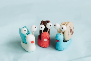 yaratıcı salyangoz süslemeleri ile mavi masada lezzetli macaroons